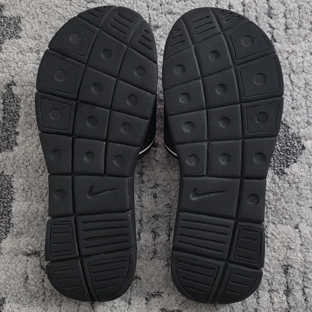 Nike Black and White Padded Insole Slide Sandals - Picture 5 of 6